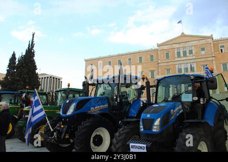 Griechenland: Griechische Landwirte fahren ihre Traktoren vor dem parlamentsgebäude. Athen, Griechenland, 20. Februar 2024. Griechische Bauern fahren ihre Traktoren am 20. Februar 2024 vor dem parlamentsgebäude in Athen, Griechenland. Sie protestieren gegen die hohen Produktionskosten und die mangelnde Unterstützung der Regierung. Kostas Galanis/Alto Press Athens Attiki Griechenland Copyright: XKonstantinosxGalanisx Stockfoto