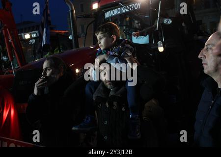Griechenland: Griechische Bauern protestieren vor dem griechischen parlament. Athen, Griechenland, 20. Februar 2024. Griechische Bauern fahren ihre Traktoren am 20. Februar 2024 vor dem parlamentsgebäude in Athen, Griechenland. Sie protestieren gegen die hohen Produktionskosten und die mangelnde Unterstützung der Regierung. Kostas Galanis/Alto Press Athens Attiki Griechenland Copyright: XKonstantinosxGalanisx Stockfoto