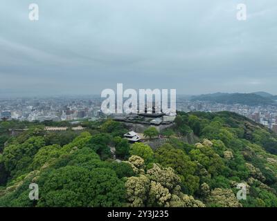 Luftbild von Matsuyama Castle an einem bewölkten Tag. Stockfoto