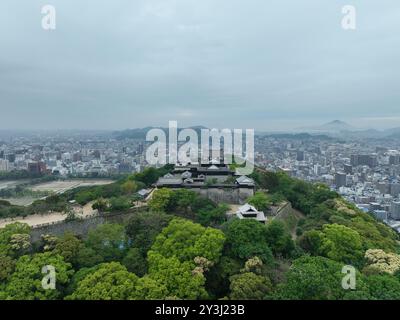 Luftbild von Matsuyama Castle an einem bewölkten Tag. Stockfoto