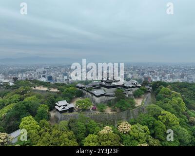 Luftbild von Matsuyama Castle an einem bewölkten Tag. Stockfoto