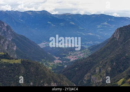 Blick aus einem hohen Winkel auf die Orobie Alpen vom Val Seriana (Lombardei, Italien). Draufsicht. Stockfoto