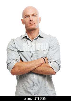 Gekreuzte Arme, ernsthaft und Porträt eines Mannes im Atelier mit Zuversicht für eine harte Karriere in der Tischlerei. Stolz, Person und männlicher Industriearbeiter für Stockfoto