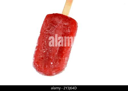 Eis-Bar mit gemischten Beeren aus echtem Obst, eine Eis-Bar ist ein gefrorenes Dessert mit Eis auf einem Stock, Sommer- und Feiertagskonzept, Stockfoto