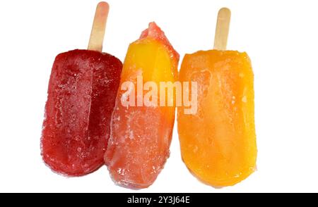 Eisbars aus echten Früchten von Mango und gemischten Beeren, eine Eisbar ist ein gefrorenes Dessert mit Eis auf einem Stock, Sommer und Urlaub Stockfoto