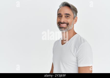 Glücklicher 45-jähriger Mann im mittleren Alter, isoliert auf weißem Atelierhintergrund. Stockfoto