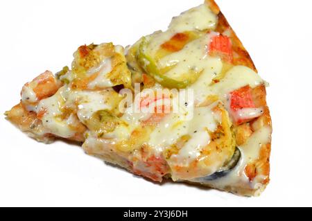 Sea Ranch Pizza mit Garnelen, Krabbenstücken, Ranch Sauce, Paprika, schwarzen Oliven und Mozzarella, italienische und amerikanische Küche Hintergrund, schnell j Stockfoto