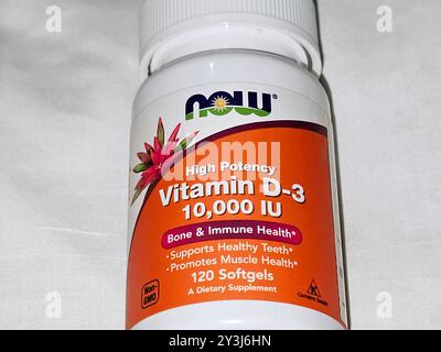 Kairo, Ägypten, 3. September 2024: Hochwirksames Vitamin D-3 10000 IE Softgels, Nahrungsergänzungsmittel, für Knochen, Immungesundheit, unterstützt gesunde Zähne und PR Stockfoto