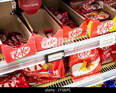 Kairo, Ägypten, 7. September 2024: KitKat Chocolate Wafer, Kit Kat, ein mit Schokolade überzogenes Wafer-Bar-Konfekt von Rowntree's of York, England, glob Stockfoto