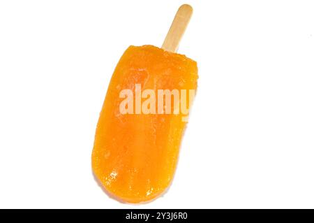 Mango-Eisbar aus echtem Obst, eine Eisbar ist ein gefrorenes Dessert mit Eis auf einem Stock, Sommer- und Feiertagskonzept, Auswahl Stockfoto