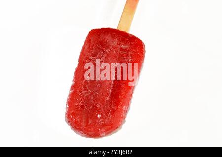Eis-Bar mit gemischten Beeren aus echtem Obst, eine Eis-Bar ist ein gefrorenes Dessert mit Eis auf einem Stock, Sommer- und Feiertagskonzept, Stockfoto