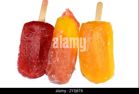 Eisbars aus echten Früchten von Mango und gemischten Beeren, eine Eisbar ist ein gefrorenes Dessert mit Eis auf einem Stock, Sommer und Urlaub Stockfoto