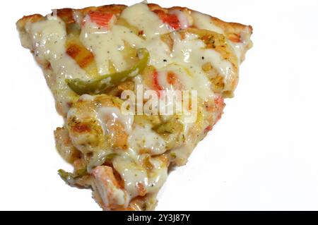 Sea Ranch Pizza mit Garnelen, Krabbenstücken, Ranch Sauce, Paprika, schwarzen Oliven und Mozzarella, italienische und amerikanische Küche Hintergrund, schnell j Stockfoto