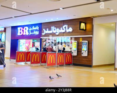 Mekka, Saudi-Arabien, 12. Juni 2024: Haram Tauben in den Uhrentürmen von Makkah vor McDonald's Restaurant, McDonald's Corporation ist ein AME Stockfoto