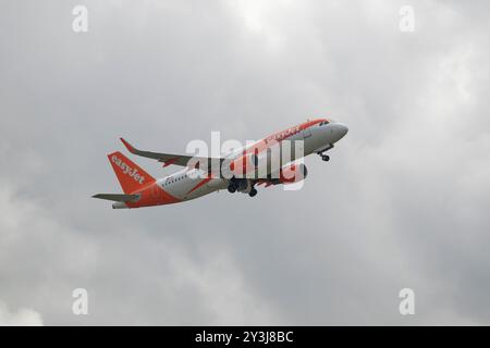 Der EasyJet Airbus A320-214 Passagierjet OE-IJU startet vom Flughafen Gatwick in Südengland Stockfoto