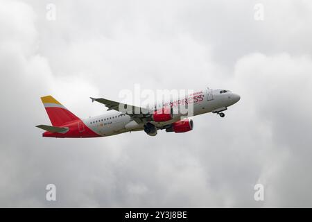 Das Passagierflugzeug EC-LAA des Iberia Express Airbus A320 startet vom Flughafen Gatwick in Südengland Stockfoto