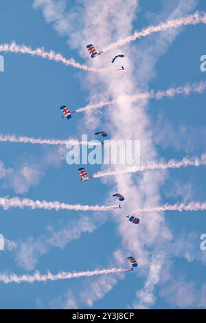 Das British Royal Air Force Falcons Parachute Display Team zeigte eine hervorragende Präsentation, um den ersten Tag des Royal International Air Tattoo 2024 zu eröffnen Stockfoto