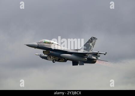 Royal Jordanian Air Force 1st Squadron General Dynamics F-16 Fighting Falcon Combat Jet 135 startet nach dem Air Tattoo von der RAF Fairford Stockfoto