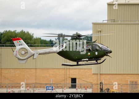 Der Airbus EC135 Hubschrauber 270 der 302 Squadron Irish Air Corps flog auf dem RAF Fairford Luftwaffenstützpunkt, um die RIAT zu verlassen Stockfoto