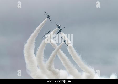 British Aerospace Hawk Jet Trainer des Saudi Air Force Falcons Aerobatic Display Teams führen während des RIAT ein aufregendes Crossover-Manöver durch Stockfoto