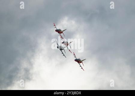 Vier BAE Hawk Mk 66 Military Jet Trainer der finnischen Luftwaffe Midnight Hawks Kunstflugteam fliegen beim RIAT in unglaublich enger Formation Stockfoto