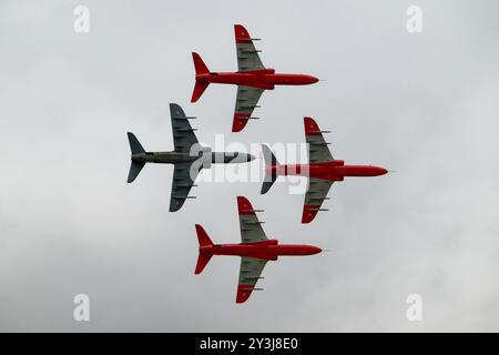 Vier BAE Hawk Mk 51 Military Jet Trainer der finnischen Luftwaffe Midnight Hawks Kunstflugteam fliegen beim RIAT in unglaublich enger Formation Stockfoto