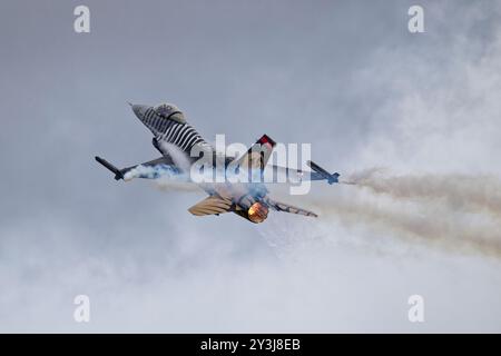 Türkische Luftwaffe F-16C Kampfjet 88-0024 der SoloTurk klettert während der RIAT Military Air Show davon Stockfoto