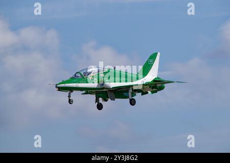 Smart Green British Aerospace Military Hawk Jet Trainer des Falcons Aerobatic Display Teams der Saudi Air Force kommt bei der RAF Fairford zum RIAT an Stockfoto