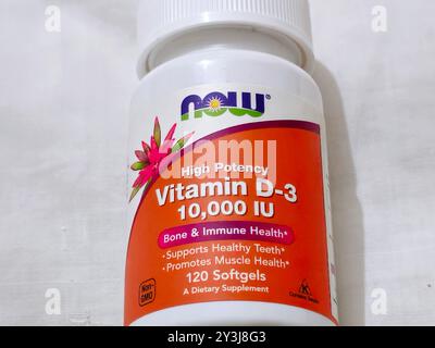 Kairo, Ägypten, 3. September 2024: Hochwirksames Vitamin D-3 10000 IE Softgels, Nahrungsergänzungsmittel, für Knochen, Immungesundheit, unterstützt gesunde Zähne und PR Stockfoto