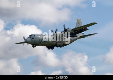 Lockheed C-130H/B Hercules von 356 TAS Greek Air Force Nummer 747 trifft bei der RAF Fairford ein, um am Royal International Air Tattoo teilzunehmen Stockfoto