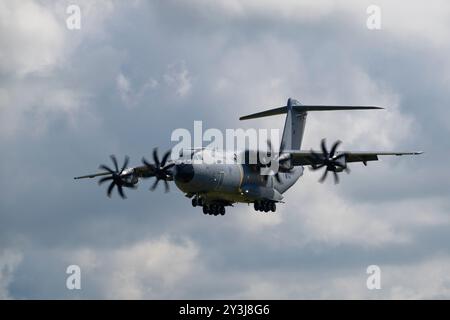 RAF Airbus A400M Atlas C.1 Militärtransportflugzeug ZM418 von der 70 Squadron mit Sitz in RAF Brize Norton trifft bei RAF Fairford für die RIAT ein Stockfoto