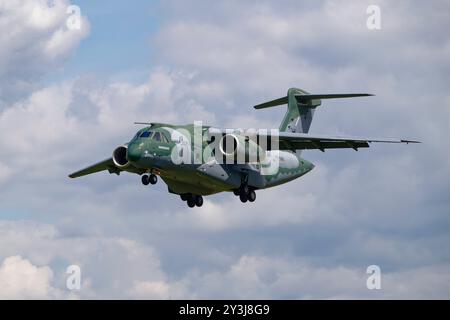 Embraer KC-390 Millenium Military Transport Aircraft PT-ZNG von 506 Squadron Portuguese Air Force kommt bei der RAF Fairford in England an Stockfoto