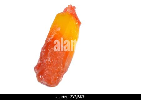 Eisbar aus echten Früchten von Mango und gemischten Beeren, eine Eisbar ist ein gefrorenes Dessert mit Eis auf einem Stock, Sommer und holi Stockfoto