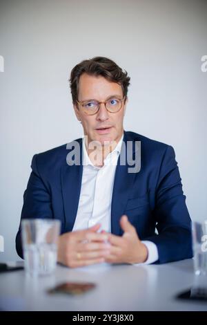 Berlin, Deutschland. August 2024. Hendrik Wuest, CDU, Premierminister von Nordrhein-Westfalen, nahm während eines Interviews auf. Berlin, 28. August 2024 Credit: dpa/Alamy Live News Stockfoto