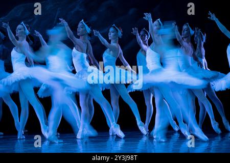 Das State Ballet of Georgia spielt eine aufwendige Inszenierung des Schwanensees im London Coliseum Stockfoto