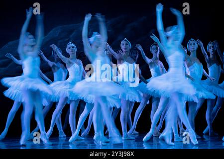 Das State Ballet of Georgia spielt eine aufwendige Inszenierung des Schwanensees im London Coliseum Stockfoto