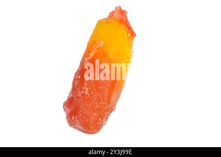 Eisbar aus echten Früchten von Mango und gemischten Beeren, eine Eisbar ist ein gefrorenes Dessert mit Eis auf einem Stock, Sommer und holi Stockfoto
