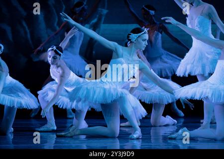 Das State Ballet of Georgia spielt eine aufwendige Inszenierung des Schwanensees im London Coliseum Stockfoto