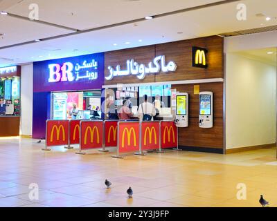 Mekka, Saudi-Arabien, 12. Juni 2024: Haram Tauben in den Uhrentürmen von Makkah vor McDonald's Restaurant, McDonald's Corporation ist ein AME Stockfoto