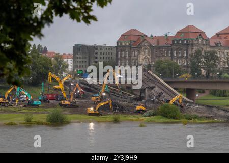 Am Abend des zweiten Tages nach dem teilweisen Einsturz der Carolabrücke in Dresden sind die Abrißarbeiten in vollem Gange. Zuvor ist ein Teil der Brücke auf einer Länge von rund 100 Metern eingestürzt. Zahlreiche Schaulustige und Katastrophen-Touristen kommen an die Elbe um einen Blick auf die eingestürzten Brückenteile zu werfen und Handyfotos zu machen. Die Carolabrücke ist eine der vier Elbbrücken in der Dresdner Innenstadt. Sie werden im Süden in der Altstadt durch den Rathenauplatz und im Norden in der Inneren Neustadt durch den Carolaplatz begrenzt. Von 1971 bis 1991 trug die Brücke nach Stockfoto