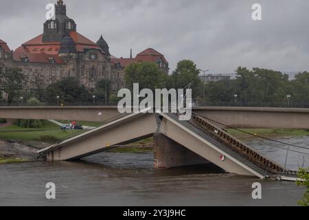 Am Abend des zweiten Tages nach dem teilweisen Einsturz der Carolabrücke in Dresden sind die Abrißarbeiten in vollem Gange. Zuvor ist ein Teil der Brücke auf einer Länge von rund 100 Metern eingestürzt. Zahlreiche Schaulustige und Katastrophen-Touristen kommen an die Elbe um einen Blick auf die eingestürzten Brückenteile zu werfen und Handyfotos zu machen. Die Carolabrücke ist eine der vier Elbbrücken in der Dresdner Innenstadt. Sie werden im Süden in der Altstadt durch den Rathenauplatz und im Norden in der Inneren Neustadt durch den Carolaplatz begrenzt. Von 1971 bis 1991 trug die Brücke nach Stockfoto