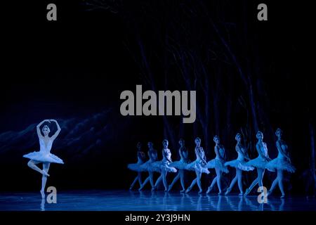 Das State Ballet of Georgia spielt eine aufwendige Inszenierung des Schwanensees im London Coliseum Stockfoto