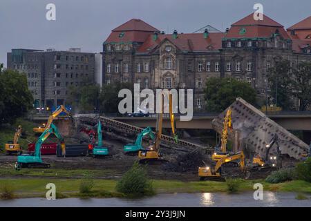 Am Abend des zweiten Tages nach dem teilweisen Einsturz der Carolabrücke in Dresden sind die Abrißarbeiten in vollem Gange. Zuvor ist ein Teil der Brücke auf einer Länge von rund 100 Metern eingestürzt. Zahlreiche Schaulustige und Katastrophen-Touristen kommen an die Elbe um einen Blick auf die eingestürzten Brückenteile zu werfen und Handyfotos zu machen. Die Carolabrücke ist eine der vier Elbbrücken in der Dresdner Innenstadt. Sie werden im Süden in der Altstadt durch den Rathenauplatz und im Norden in der Inneren Neustadt durch den Carolaplatz begrenzt. Von 1971 bis 1991 trug die Brücke nach Stockfoto