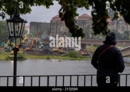 Am Abend des zweiten Tages nach dem teilweisen Einsturz der Carolabrücke in Dresden sind die Abrißarbeiten in vollem Gange. Zuvor ist ein Teil der Brücke auf einer Länge von rund 100 Metern eingestürzt. Zahlreiche Schaulustige und Katastrophen-Touristen kommen an die Elbe um einen Blick auf die eingestürzten Brückenteile zu werfen und Handyfotos zu machen. Die Carolabrücke ist eine der vier Elbbrücken in der Dresdner Innenstadt. Sie werden im Süden in der Altstadt durch den Rathenauplatz und im Norden in der Inneren Neustadt durch den Carolaplatz begrenzt. Von 1971 bis 1991 trug die Brücke nach Stockfoto