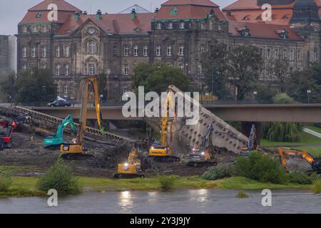 Am Abend des zweiten Tages nach dem teilweisen Einsturz der Carolabrücke in Dresden sind die Abrißarbeiten in vollem Gange. Zuvor ist ein Teil der Brücke auf einer Länge von rund 100 Metern eingestürzt. Zahlreiche Schaulustige und Katastrophen-Touristen kommen an die Elbe um einen Blick auf die eingestürzten Brückenteile zu werfen und Handyfotos zu machen. Die Carolabrücke ist eine der vier Elbbrücken in der Dresdner Innenstadt. Sie werden im Süden in der Altstadt durch den Rathenauplatz und im Norden in der Inneren Neustadt durch den Carolaplatz begrenzt. Von 1971 bis 1991 trug die Brücke nach Stockfoto