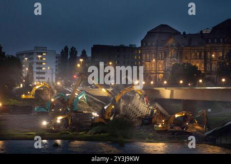 Am Abend des zweiten Tages nach dem teilweisen Einsturz der Carolabrücke in Dresden sind die Abrißarbeiten in vollem Gange. Zuvor ist ein Teil der Brücke auf einer Länge von rund 100 Metern eingestürzt. Zahlreiche Schaulustige und Katastrophen-Touristen kommen an die Elbe um einen Blick auf die eingestürzten Brückenteile zu werfen und Handyfotos zu machen. Die Carolabrücke ist eine der vier Elbbrücken in der Dresdner Innenstadt. Sie werden im Süden in der Altstadt durch den Rathenauplatz und im Norden in der Inneren Neustadt durch den Carolaplatz begrenzt. Von 1971 bis 1991 trug die Brücke nach Stockfoto