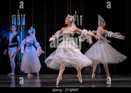 Das State Ballet of Georgia spielt eine aufwendige Inszenierung des Schwanensees im London Coliseum Stockfoto