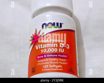 Kairo, Ägypten, 3. September 2024: Hochwirksames Vitamin D-3 10000 IE Softgels, Nahrungsergänzungsmittel, für Knochen, Immungesundheit, unterstützt gesunde Zähne und PR Stockfoto