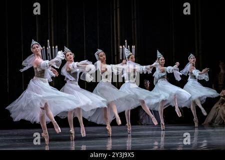 Das State Ballet of Georgia spielt eine aufwendige Inszenierung des Schwanensees im London Coliseum Stockfoto