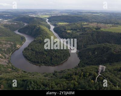 Baumwipfelpfad Saarschleife, Blick über die Saar, Deutschland, Drohnenvideo Stockfoto